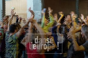 Groupe de personnes qui danse en arrière plan. Phrase "danse l'Europe" en premier plan.