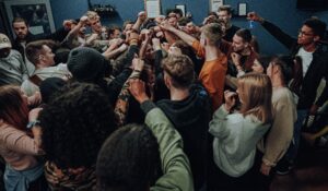 Groupe de jeunes que se supporte et se donne de la force